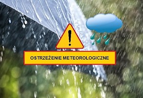 Padający deszcz, napis ostrzeżenie meteorologiczne