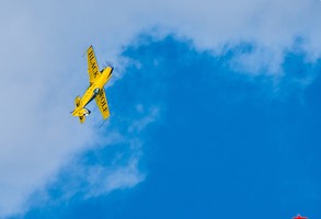 Żółty samolot na niebie 