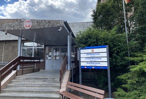 Wejście do budynku Urzędu Miasta Leszna