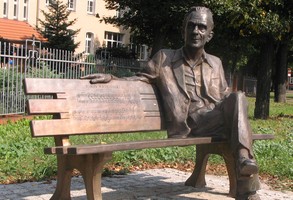 Pomnik-ławeczka Romana Maciejewskiego w Lesznie