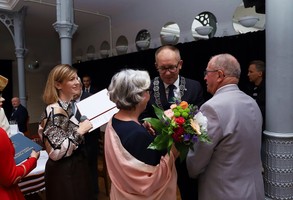 Prezydent Łukasz Borowiak wręcza medale